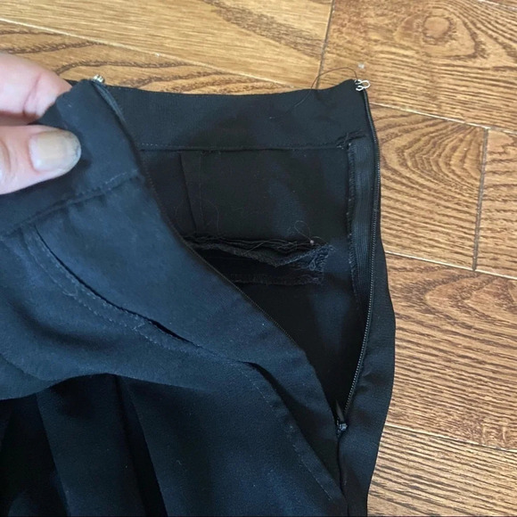 BCBGMAXAZRIA pleated black capris in size small - Picture 5 of 10